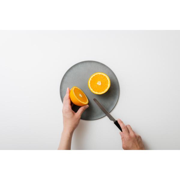 ”まな板になるお皿” 本体サイズ：直径174mm　高さ7mm フルーツやパンやおつまみなどちょっと切りたい。 テーブルの上の料理を子どもが食べやすいサイズに切り分けたい。 そんな時に使いやすい、まな板になるお皿をつくりました。 味わいのある...