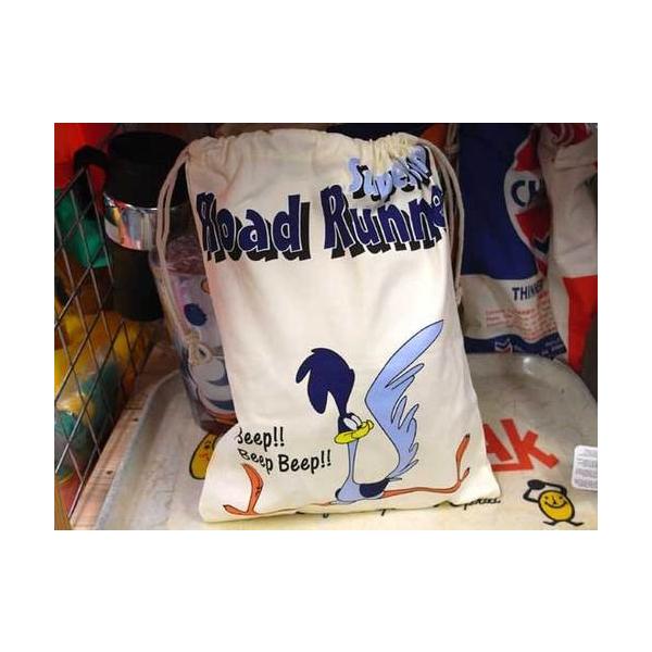 可愛いアメリカンな巾着袋。机の上の小物をまとめて壁に引っ掛けておくのに、化粧ポーチとして、とても便利なポーチ。子供の保育園・幼稚園用のシューズ袋にも最適です。旅行などの時にも活躍します。 中にロードランナーやコヨーテのぬいぐるみを入れてディ...