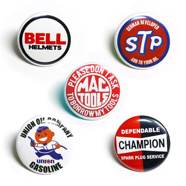 レーシングモーター系やUSアドバタイジング(企業)キャラクターをモチーフにした、ポップでアメリカンな缶バッチでございます。キャップやかばん等はもちろん、いろんなシーンでお使いいただけます。サイズ：直径 約3cm