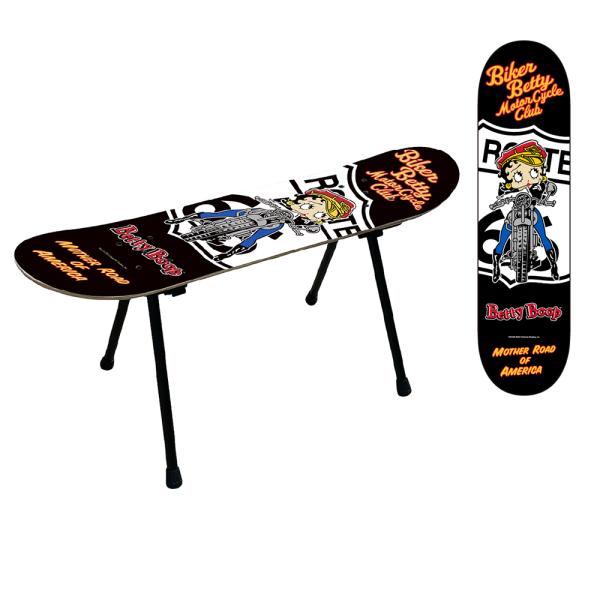 スケートボードデッキをモチーフにした『SKATEBOARD DECK FOLDING CHAIR』 が入荷!キャラクターのグラフィックが映える、アメ雑感あふれるアイテムです。組み立ては工具いらず◎ 脚を差し込むだけ！使わないときも脚を外して...