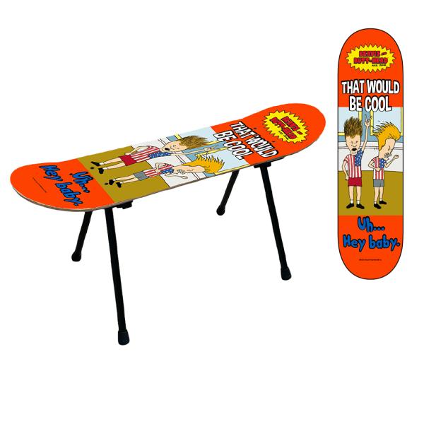 スケートボードデッキをモチーフにした『SKATEBOARD DECK FOLDING CHAIR』 が入荷!キャラクターのグラフィックが映える、アメ雑感あふれるアイテムです。組み立ては工具いらず◎ 脚を差し込むだけ！使わないときも脚を外して...