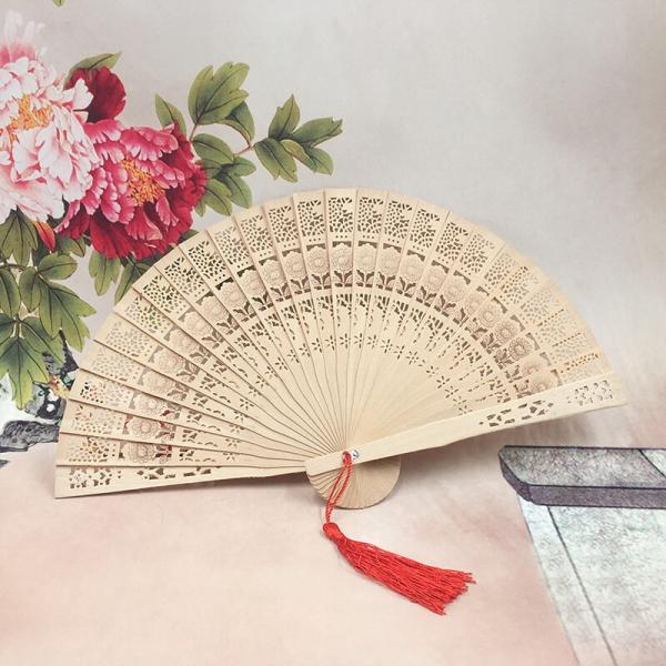 中国工芸品　花模様の透かし彫り　白檀　扇子　香木　窓付きの箱　アンティーク 中国工芸品 花模様の透かし彫り 白檀 扇子 香木 窓付きの箱