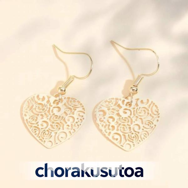 透かし模様により甘すぎないデザインなので、大人の女性でも取り入れやすくなっています♪実際のカラーは写真よりもピンクゴールドに近いです。※ 撮影時のライティング、PCやスマートフォンなどお使いのモニター環境により、商品画像の色味や質感が実際の...