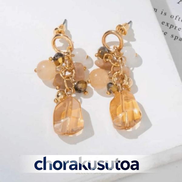 天然石パーツとクリスタルストーンパーツがいくつも組み合わされたピアス。光の当たり方によって色味に変化があるのもおしゃれなポイント♪※ 撮影時のライティング、PCやスマートフォンなどお使いのモニター環境により、商品画像の色味や質感が実際の商品...