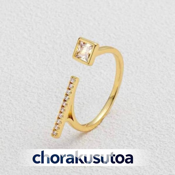 ラインストーンが施されたリング。凝ったデザインで洗練された指先に◎※ 撮影時のライティング、PCやスマートフォンなどお使いのモニター環境により、商品画像の色味や質感が実際の商品と異なって見える場合がございます。