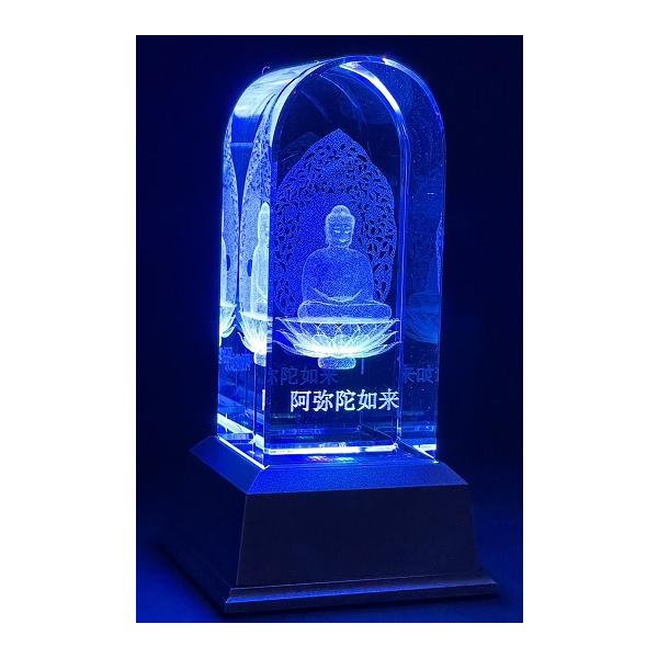 レーザー光線技術を使用し、癒してくれるお仏像をクリスタルガラス内部に彫刻光の色が変化しますクリスタルガラスの下から照らされ、見事な美しさと華やかさを演出材　質クリスタルガラスサイズ高さ 14.5cm×幅 7.5cm×奥行 7.5cmクリスタ...