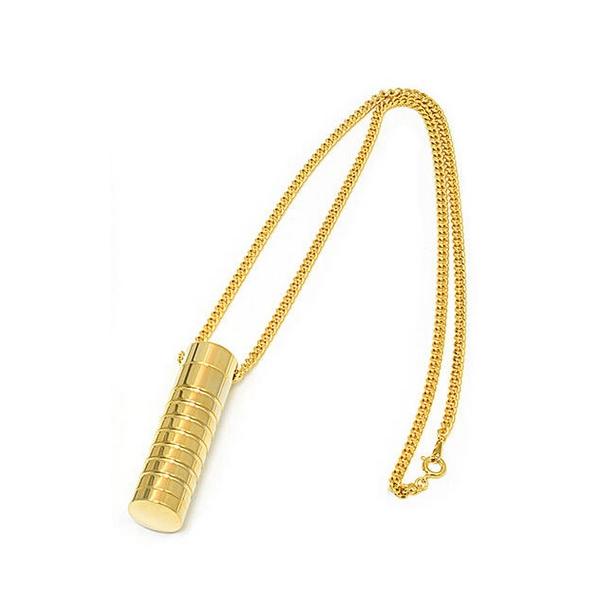 チェーン付きの カプセル型ペンダント。薬ケースとして・・・。納骨カプセルとして・・・。中には大切な物を入れるなど使用方法は自由。素材金属製（本体-アルミ製・チェーン部分-真鍮製）サイズ約1.6cm× 長さ6cm 内径約1.3cm× 深さ4c...