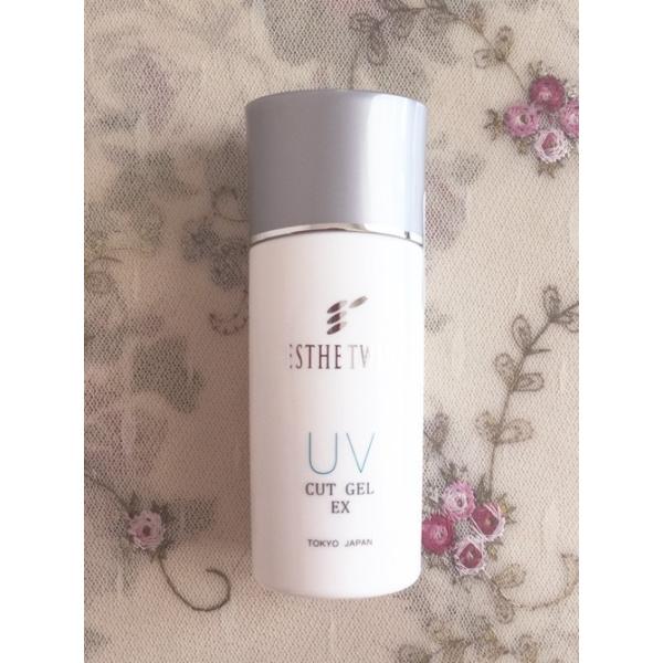 エステツイン　UVカットジェルEX　日焼け止め乳液　50ml SPF32 PA++さらに素肌に優しくなって新発売!!紫外線からやさしく肌を守り、日焼けによるシミ・そばかすを防ぐウォータープルーフタイプの日焼けどめ乳液です。揮発性のオイルのは...