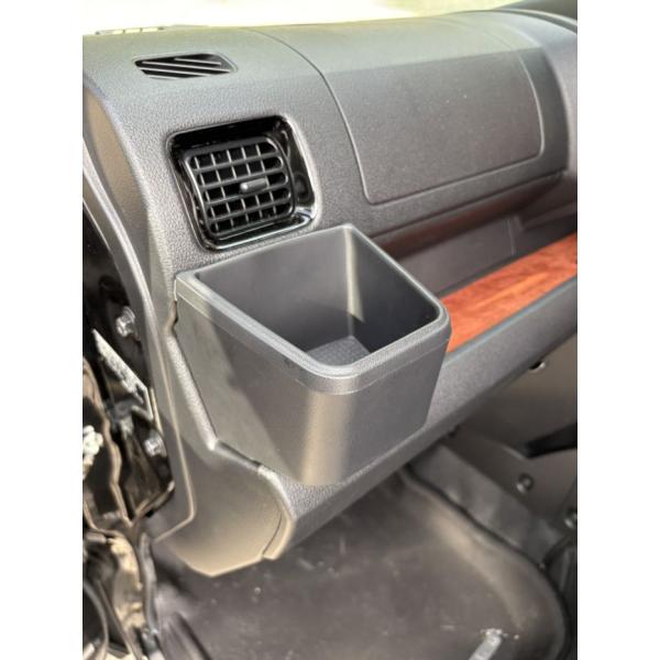 ハイゼットジャンボ S500P/S510P系後期専用ドリングホルダー助手席には元々、ドリンクホルダーがなく、不便でした。そこで純正品に似た風合いのドリングホルダーを作りました！お手軽に不便解消対応車種ハイゼットジャンボ型式：S500P/S5...