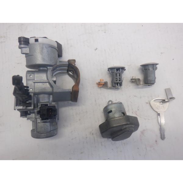☆(233054)平成25年 ボンゴ SKP2T キーシリンダーセット : 中古パーツ 