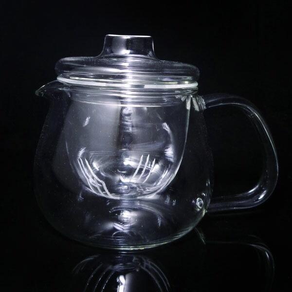 ポット、茶漉し、蓋の3点セットです。茶葉の時は茶漉しを使い、工芸茶の時は茶漉しをはずして使います。ガラス製の茶器はお茶の色が楽しめ、工芸茶の観賞用にも最適です。<BR>2008年グッドデザイン賞受賞。【商品詳細】蓋口約7.8cm...