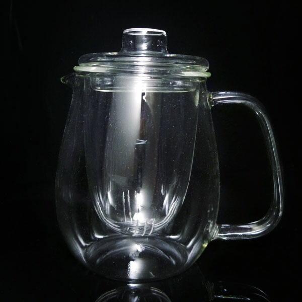ポット、茶漉し、蓋の3点セットです。少し背が高くお湯がたっぷり入るポットです。茶葉の時は茶漉しを使い、工芸茶の時は茶漉しをはずして使います。ガラス製の茶器はお茶の色が楽しめ、工芸茶の観賞用にも最適です。2008年グッドデザイン賞受賞。【商品...