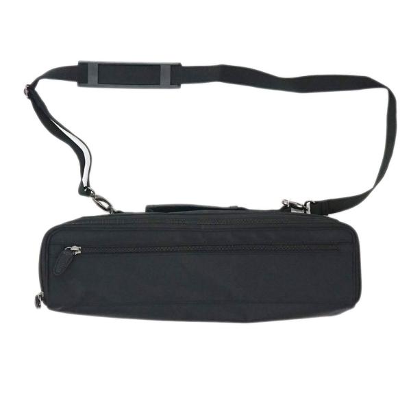 スタンダードタイプのフルートケースカバー。内側にビニールコーティングを施したナイロン製で、雨が侵入しにくくなっています。