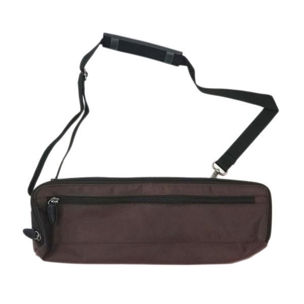 スタンダードタイプのフルートケースカバー。内側にビニールコーティングを施したナイロン製で、雨が侵入しにくくなっています。