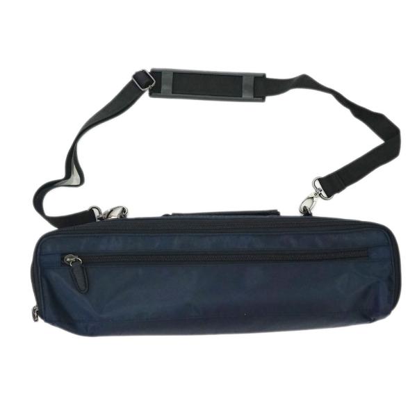 スタンダードタイプのフルートケースカバー。内側にビニールコーティングを施したナイロン製で、雨が侵入しにくくなっています。