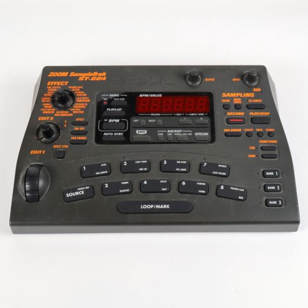 【中古】 サンプラー ズーム ZOOM ST-224 SampleTrak  ZOOM ST-224 SampleTrak の中古品です。  使用感のあるコンディションです。 商品内容：本体・電源アダプター  傷、塗装剥がれがあり。 現在の...