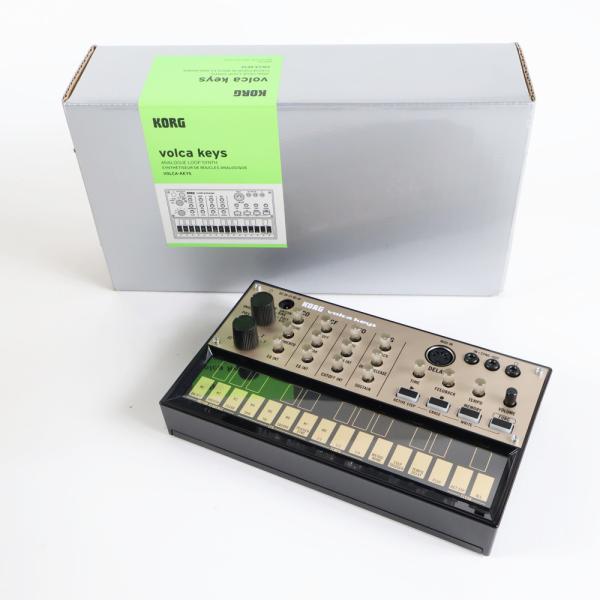 【中古】コルグ ボルカ  KORG volca keys アナログループシンセ  KORG volca keys の中古品です。  使用感のあるコンディションです。 商品内容：本体・箱・ミニステレオケーブル  ケーブル（ミニ）付属。 MID...