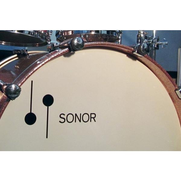 SONOR SN-LS1961 ロゴステッカー※本体やヘッドは付属いたしません。ステッカー1枚での販売となります。ソナー・ドラムスの歴史と共に歩んだ各時代のソナー・ロゴが復活！ステッカーには薄いフィルムを使用し、BDヘッドに貼ってもミュート...