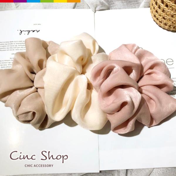 ニュアンスたっぷりのカラーと光沢が大人かわいいボリュームシュシュ。大ぶりなので、さっと結ぶだけでも存在感は抜群です♪柔らかな質感とシルクのような控えめな光沢が、上品かつ華やかで大人のコーデにピぴったりです◎【注意事項】※海外での機械製造品の...