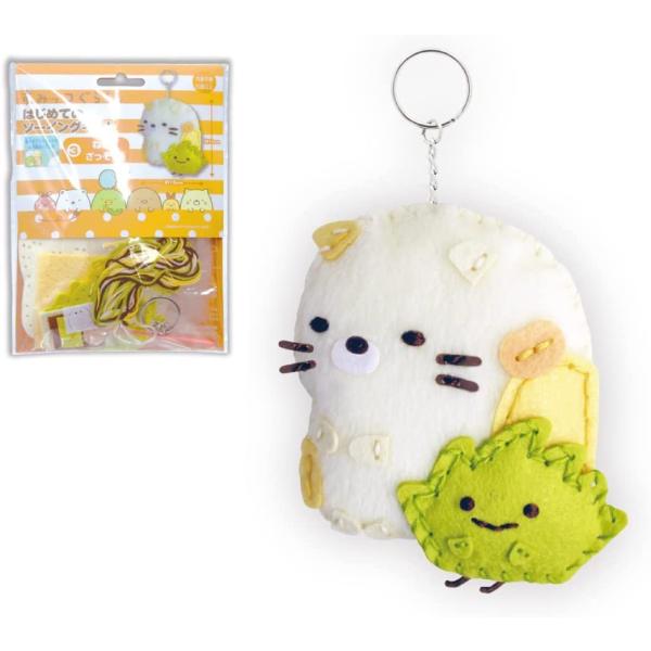 大人気のすみっコぐらしのキャラクターが作れるソーイングキット！付属のプラスチック針と糸を使って、順番通りに布を縫い合わせて最後に綿を詰めるとマスコットが作れます。布はあらかじめ縫い穴があるので、通して頂くだけで簡単にマスコットが作れます。キ...