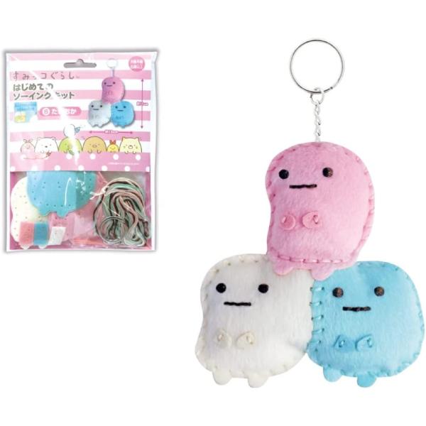 大人気のすみっコぐらしのキャラクターが作れるソーイングキット！付属のプラスチック針と糸を使って、順番通りに布を縫い合わせて最後に綿を詰めるとマスコットが作れます。布はあらかじめ縫い穴があるので、通して頂くだけで簡単にマスコットが作れます。キ...