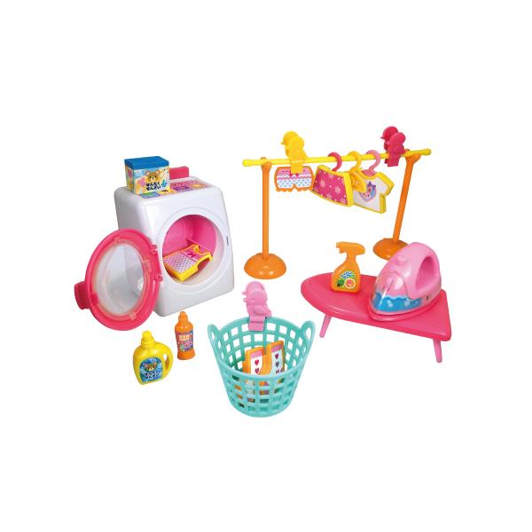 洗濯機にカゴ、アイロンとアイロン台、せんたくものを干すこともでき、かわいい洗濯バサミ等も入ったおせんたくセットです。ボタンでドラムがまわります。パッケージサイズ：23.5×22×9.5cm