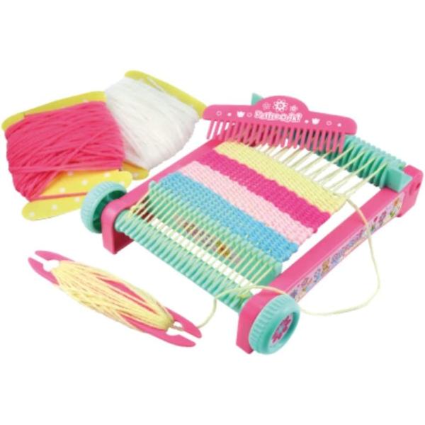 コンパクトなかわいいはたおりき。縦糸を張って、横糸を通して、最後に糸の始末をすれば完成！自分だけのオリジナル小物をつくっちゃおう。サイズ ： 205×165×44ｍｍ