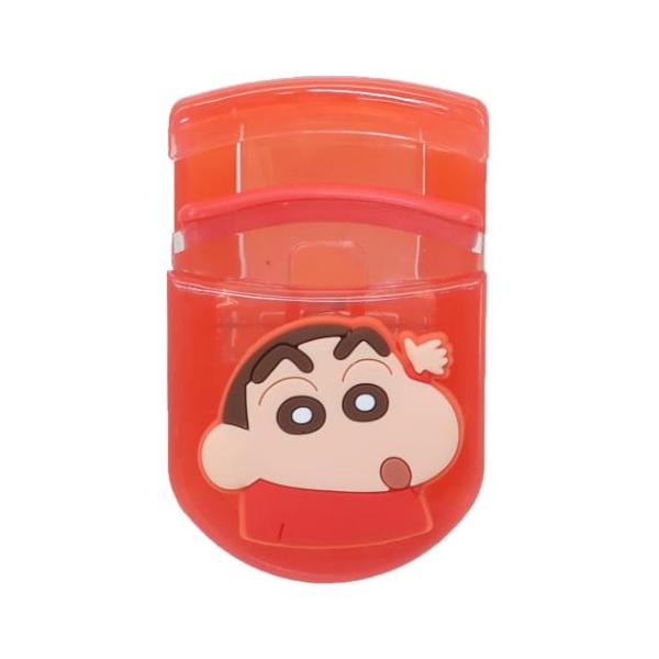 「コスメ雑貨」 クレヨンしんちゃん グッズ コスメ雑貨 アニメキャラクター マスコット付きアイラッシュカーラー レッド まつげくるん 小さくてもしっかりカール 2025年8月公開 映画[クレヨンしんちゃん 超華麗！灼熱のカスカベダンサーズ]...