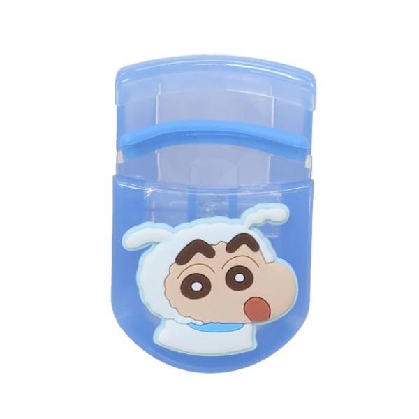 「コスメ雑貨」 クレヨンしんちゃん マスコット付きアイラッシュカーラー コスメ雑貨 ブルー アニメキャラクター まつげくるん 小さくてもしっかりカール 2025年8月公開 映画[クレヨンしんちゃん 超華麗！灼熱のカスカベダンサーズ]ますます...