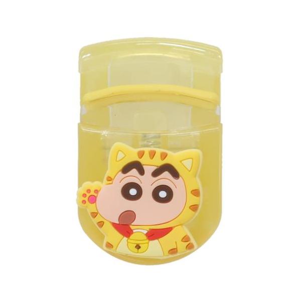 「コスメ雑貨」 クレヨンしんちゃん グッズ コスメ雑貨 アニメキャラクター マスコット付きアイラッシュカーラー まつげくるん 小さくてもしっかりカール 2025年8月公開 映画[クレヨンしんちゃん 超華麗！灼熱のカスカベダンサーズ]ますます...