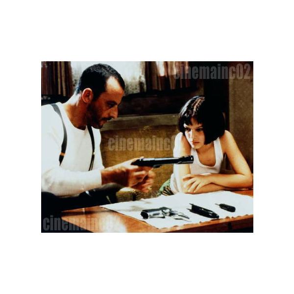 映画『レオン』銃の手入れをするレオン&マチルダの写真/ジャン・レノ