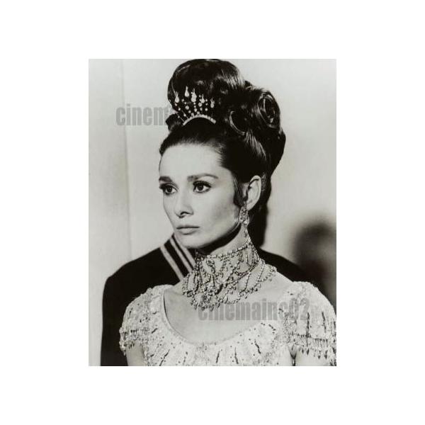 オードリー・ヘップバーン/豪華なティアラとネックレスの写真/白黒