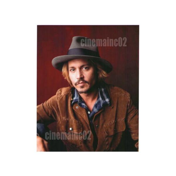 ジョニー・デップ/帽子を被り見つめる写真/背景赤 : シネマインク.19