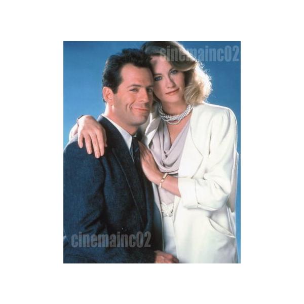 海外ドラマ『こちらブルームーン探偵社』顔を寄せ合うマディと