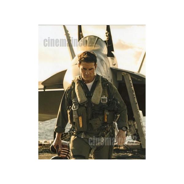 トム・クルーズ/『トップガン マーヴェリック』戦闘機の前を歩く