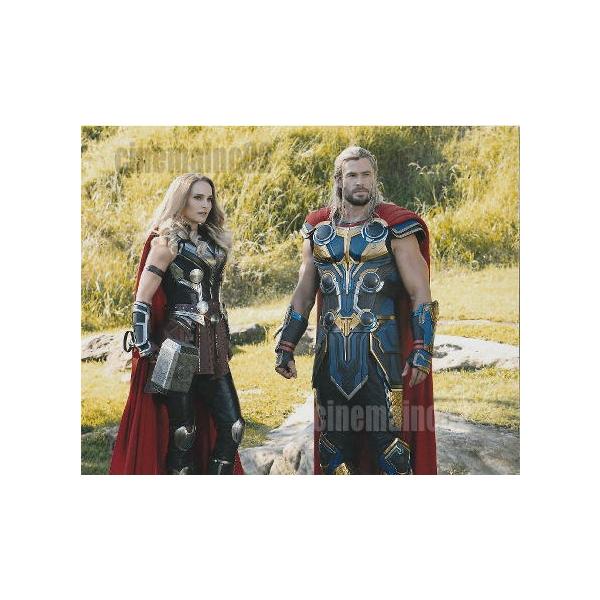 ソー:ラブ&サンダー』二人のマイティ・ソーの写真/クリス