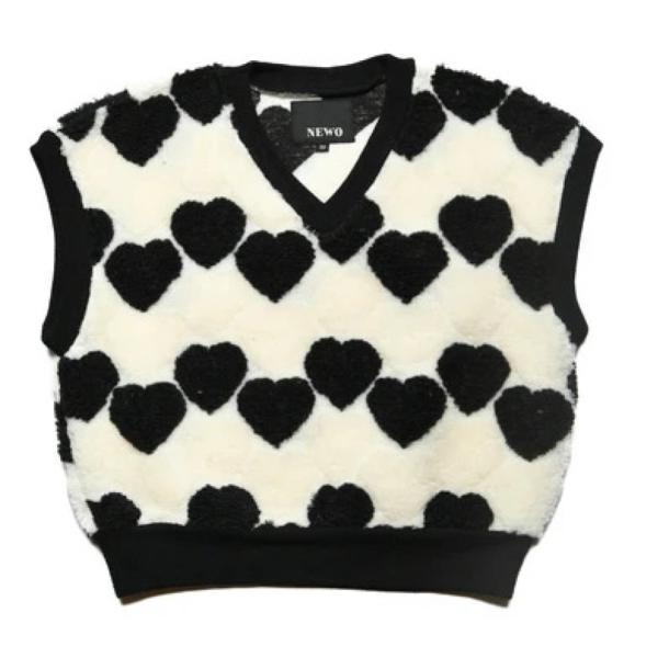 NEEDLE WORKS ニードルワークス“ニードルワークス”の【NeWo】ボアベストフラワー＆ハート柄のボアベスト。ボリュームたっぷりで見た目も暖かく、インパクト抜群です。シャツやトレーナーに合わせても、相性ばっちりです。関連キーワード:...