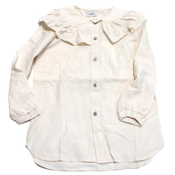 undeny. アンディニー“アンディニー”のフリルブラウスフェミニンな雰囲気の衿フリルが目を惹くブラウス。少しすっきりしたシルエットで、レイヤードスタイルにも対応。ナチュラルなシワ感が特徴のワッシャーブロード地で、お洗濯後のシワも気になり...