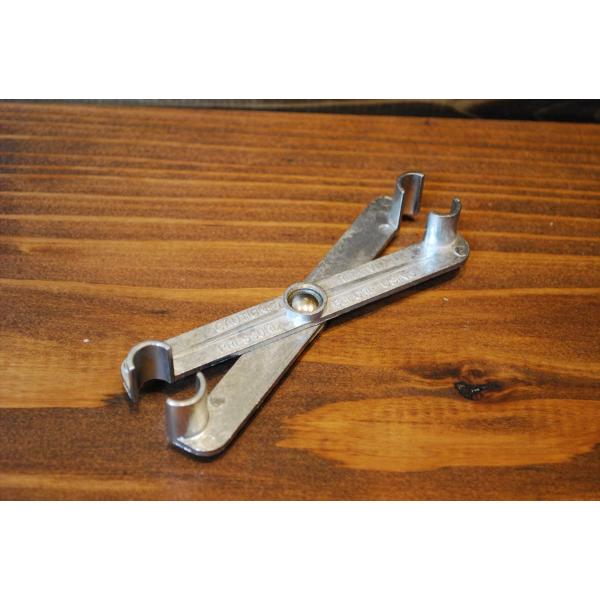 フューエルラインコネクターの取り外しツールです。5/16インチまたは、3/8インチのスプリングカップリングコネクターに対応します。フューエルフィルターやフューエルポンプ交換など、燃料ホースを取り外す際にあると便利な工具です。金属製でしっかり...