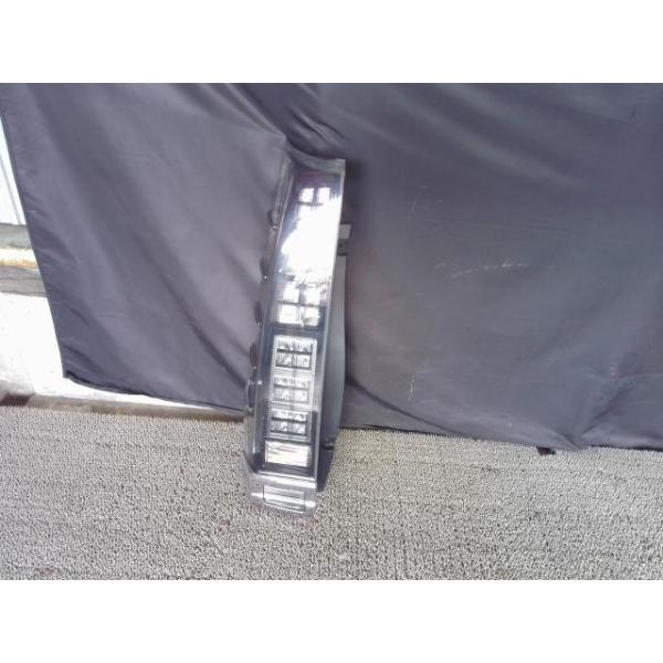 ヴォクシー ZWR80G 左テールランプ・テールライト ハイブリッドV  コイト 28-232 81561-28640 070 ヴォクシー ZS VOXY (ZRR80 ZRR80W-BPXSP) 純正 左テールランプ 28-232