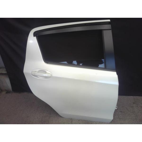 リア右ドア ヴィッツ DBA-NCP131 リア 右 ドア リヤ RS G'S 070 M2L3 67003-52280