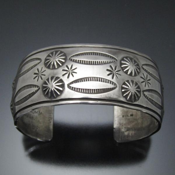 インディアンジュエリー ナバホ バングル アンディキャドマン a.cadman 楽天市場】インディアンジュエリー ナバホ族 Andy Cadman