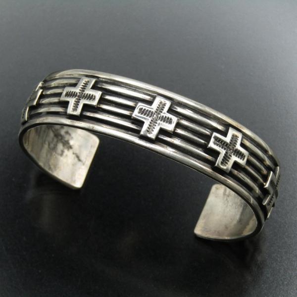 ナバホ族 Andy Cadman アンディ・キャドマン インディアンジュエリー Andy Cadman ナバホ族 バングル クロスアップリケ スタンプ