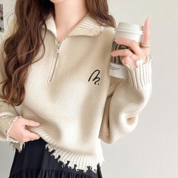 【mily bilet】 トップス ニット レディース ハーフジップ ダメージ 胸刺繍 ワンポイント クラッシュ ダメージニット 短丈 クロップド丈 レイヤード