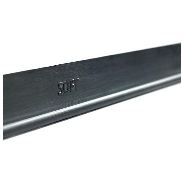 使用後のスジが残りにくく、優れた耐久性を誇ります。ゴム硬度50度。四季のある日本にはおすすめのラバー。凹凸のある表面の清掃に適しています。