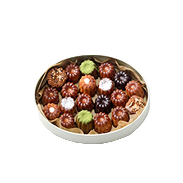 フランス・ボルドー地方の伝統菓子カヌレを、食べやすいプティサイズにしました。 ダニエル定番のプレーン、ショコラ、抹茶などの他、目でも舌でも様々な味を楽しんでいただけるよう、日々、新しい素材を研究しています。ミックス、オーバルの詰め合わせの内...