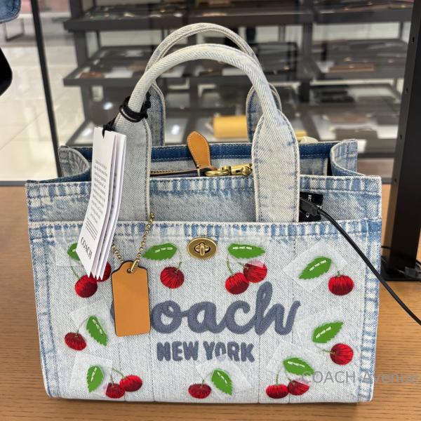 ★新品★coach トライカラーバック★プレゼントにも！ COACH（コーチ） 人気のデニム＆さくらんぼ柄 COACH CDZ31 カーゴ