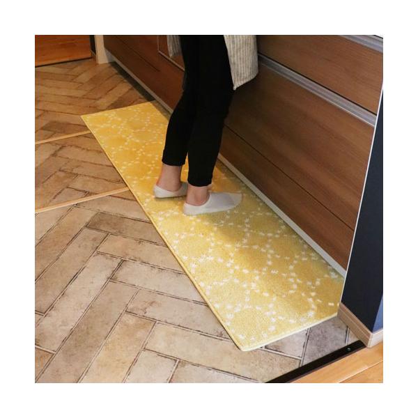 ●シンプルだけど暖かみのある方向風デザイン。●程よい厚みで洗濯しやすい。●マットの裏面には滑り止め加工を施しました。■素材パイル部：ポリエステル100％■サイズ45X180cmおかとー / OKATO