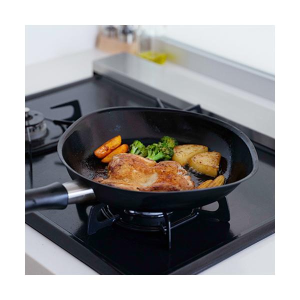 ※沖縄県への発送は別途送料が掛かります。※代引き支払いの場合は、別途代引き手数料が掛かります。健康・おいしさにこだわる人が選ぶ 日本製・鉄フライパン■ 日本製の高品質鉄材使用■ フライパンから手軽に鉄分摂取■ 強火でおいしく調理■ 鉄ならで...