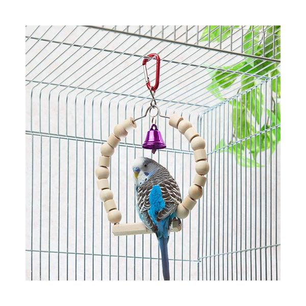 小型のインコ類やブンチョウなどのフィンチに適した天然木を使用したおもちゃです。かじったり、ゆらしたりしてストレス解消に適しています。フックとベルの色は取り合わせです。適応鳥種：セキセイ、文鳥など小型の鳥類SUDO / すどー